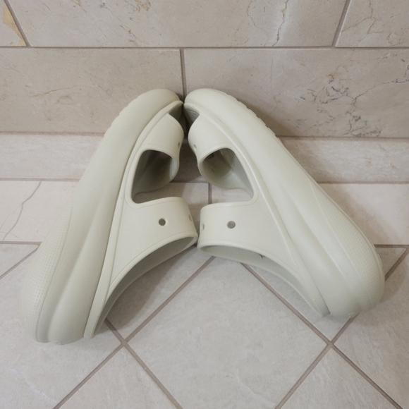 Crocs Classic Crush Bone Beige unisex men's 8 women's 10. - Picture 5 of 11